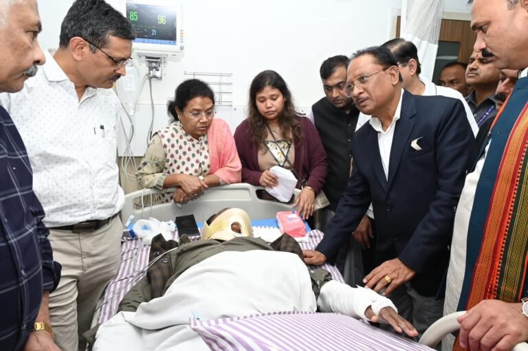 मंत्री रामविचार नेताम दुर्घटना में घायल, इलाज जारी 
