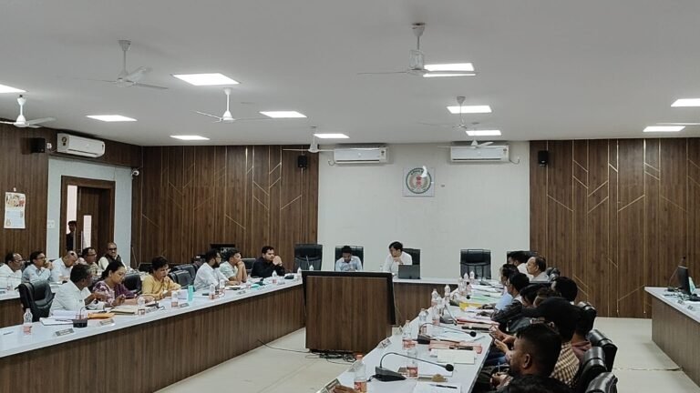 कलेक्टर मिश्रा हुए सख्त, विकास कार्यों में तेजी लाने पर जोर